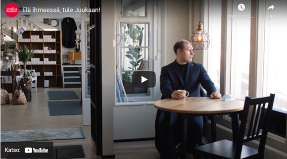 Kunnanjohtaja Henri Tanskanen istuu Hedwigin Helmi kahvilassa ja katsoo ulos ikkunasta