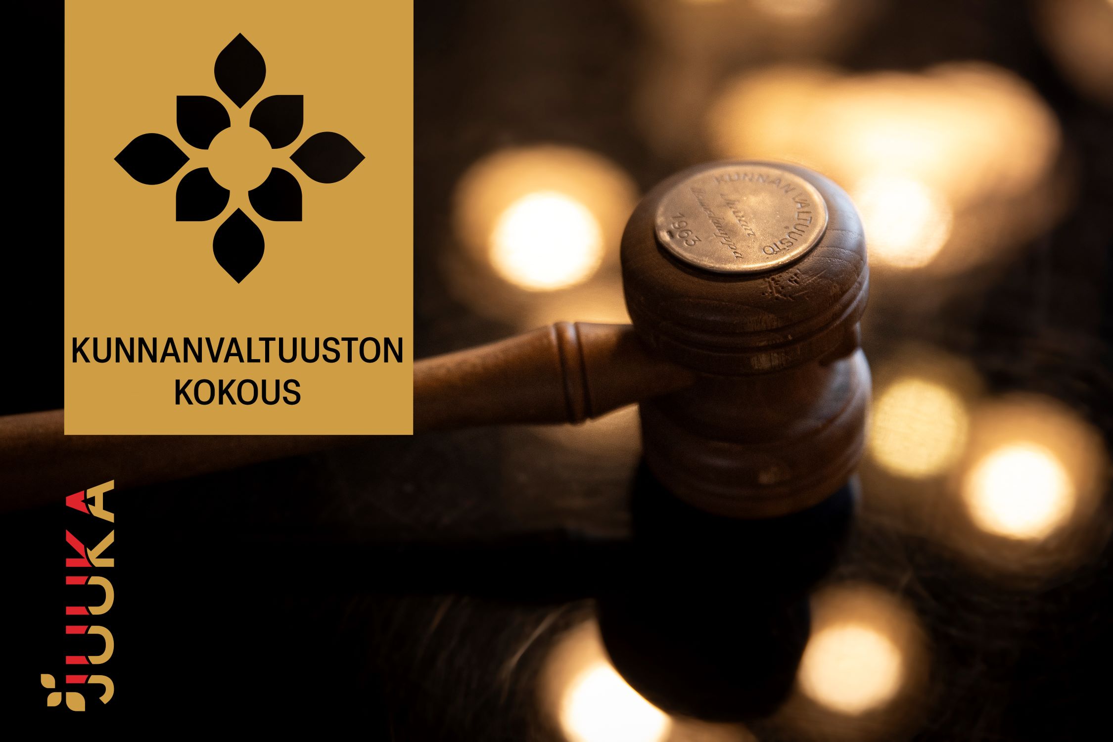 Kuvassa hämärässä valaistuksessa kokousnuija